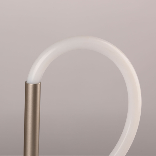 Настольная лампа белым изогнутым плафоном на круглой подставке Luke Lampco Tracer Lamp