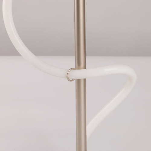 Настольная лампа белым изогнутым плафоном на круглой подставке Luke Lampco Tracer Lamp