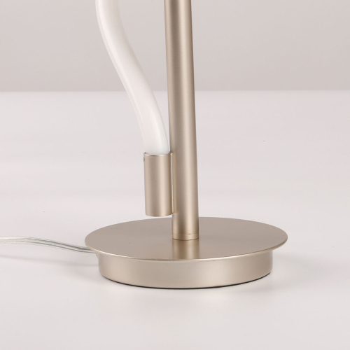 Настольная лампа белым изогнутым плафоном на круглой подставке Luke Lampco Tracer Lamp