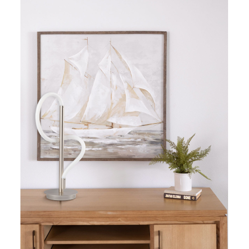 Настольная лампа белым изогнутым плафоном на круглой подставке Luke Lampco Tracer Lamp