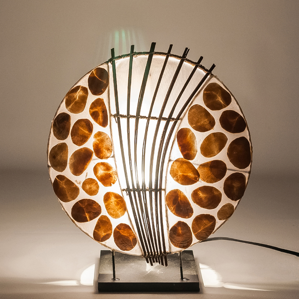 Настольная лампа из перламутра и дерева на подставке Indonesian Shell