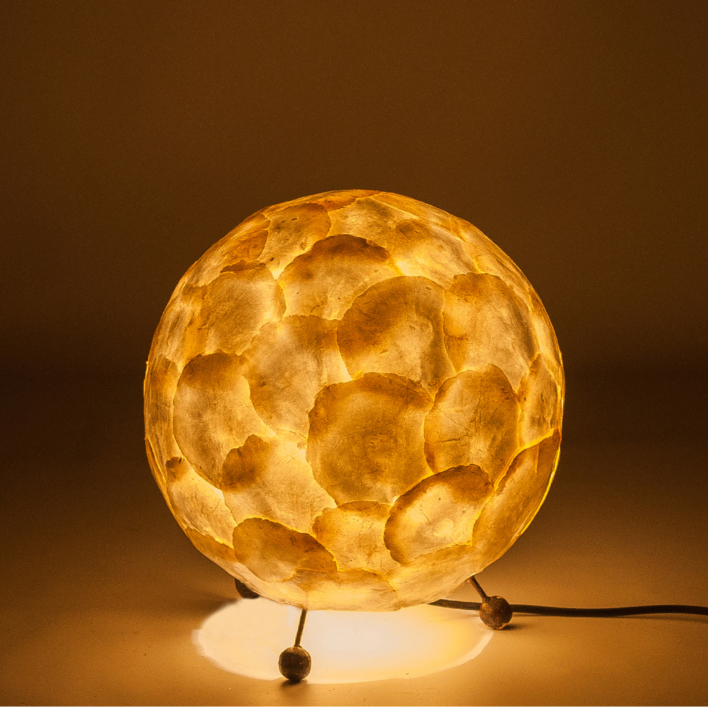 Настольная лампа из перламутра на металлическом каркасе Indonesian Egg