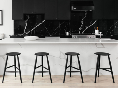 Маленький черный стул: 39 моделей для стильных интерьеров