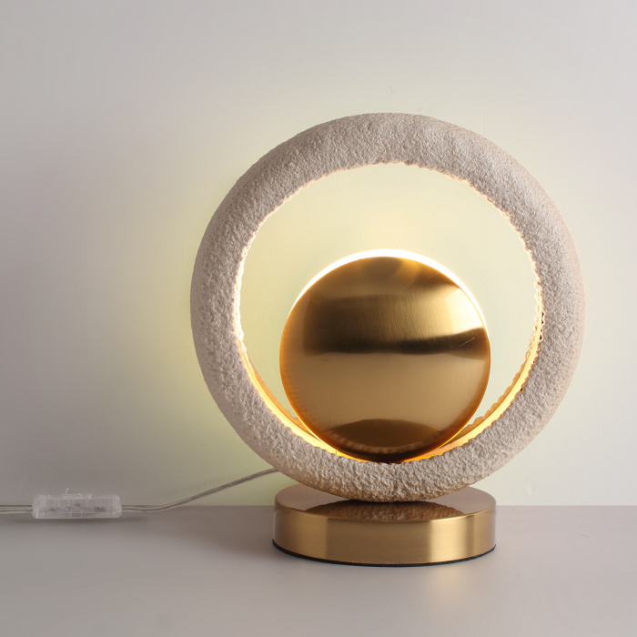 Настольная лампа с бежевым текстурным кольцом и латунным шаром в центре Tactile