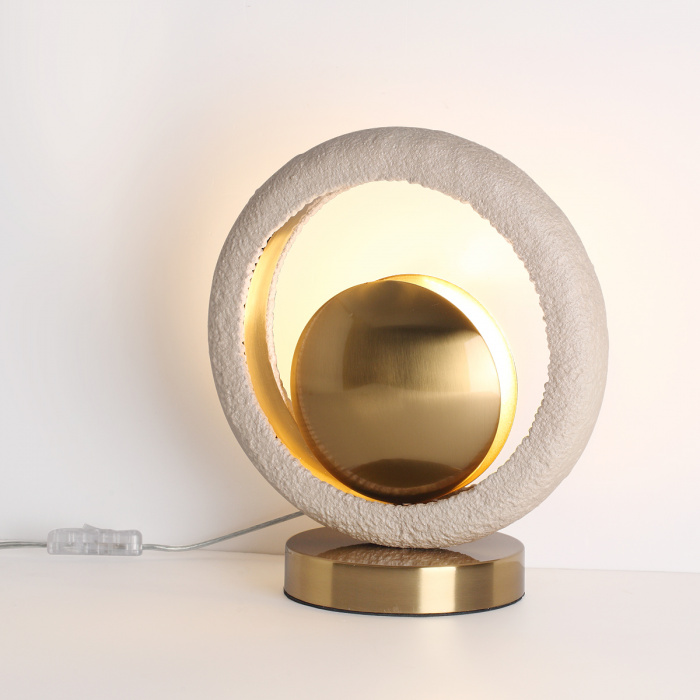 Настольная лампа с бежевым текстурным кольцом и латунным шаром в центре Tactile
