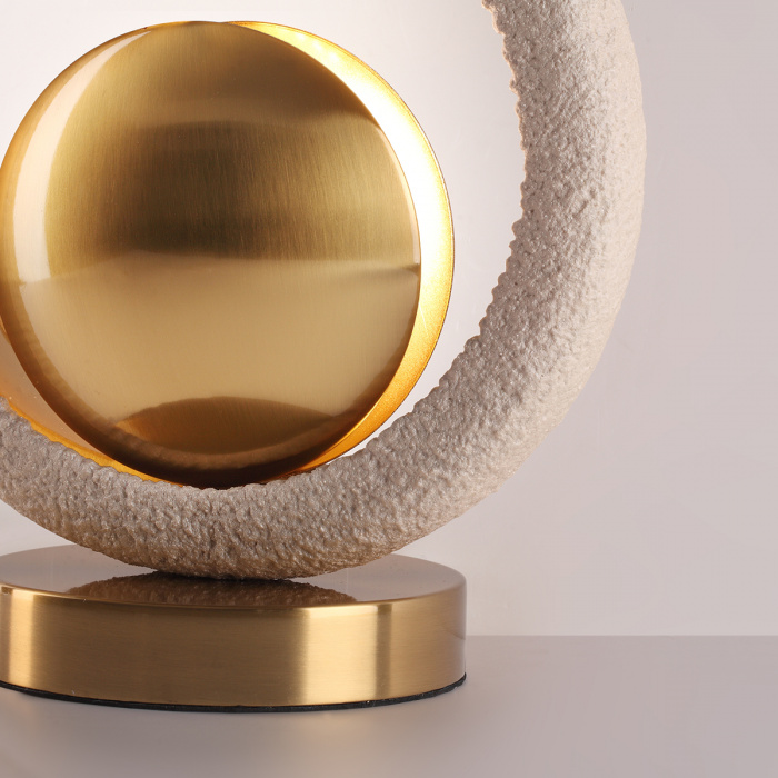 Настольная лампа с бежевым текстурным кольцом и латунным шаром в центре Tactile