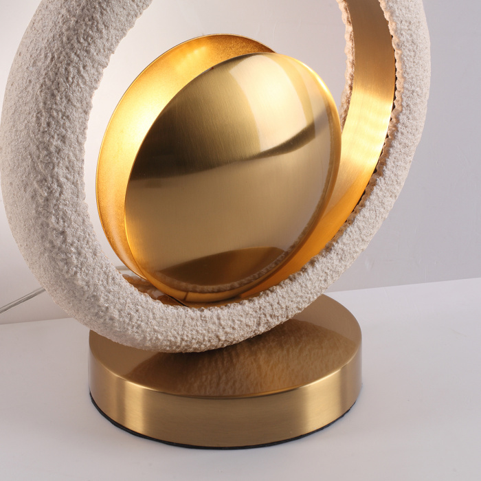 Настольная лампа с бежевым текстурным кольцом и латунным шаром в центре Tactile
