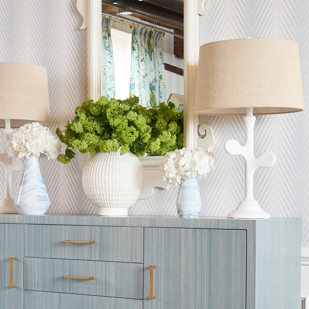 Настольная лампа с белым каркасом и тканевым абажуром Natural Stems