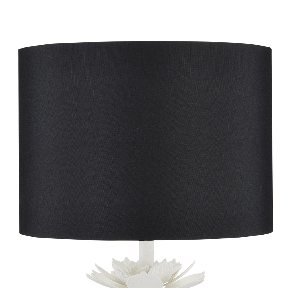 Настольная лампа с декором в виде белого цветка магнолии на каркасе и черным абажуром White Magnolia
