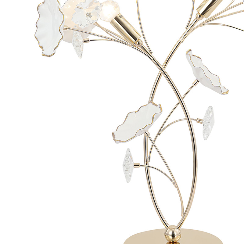 Настольная лампа с изогнутыми золотыми ветвями и белыми лепестками Wintery flovers