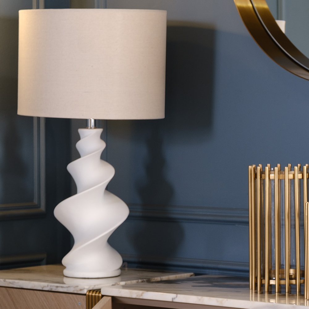 Настольная лампа с кремовым абажуром на спиралевидном основании Spun