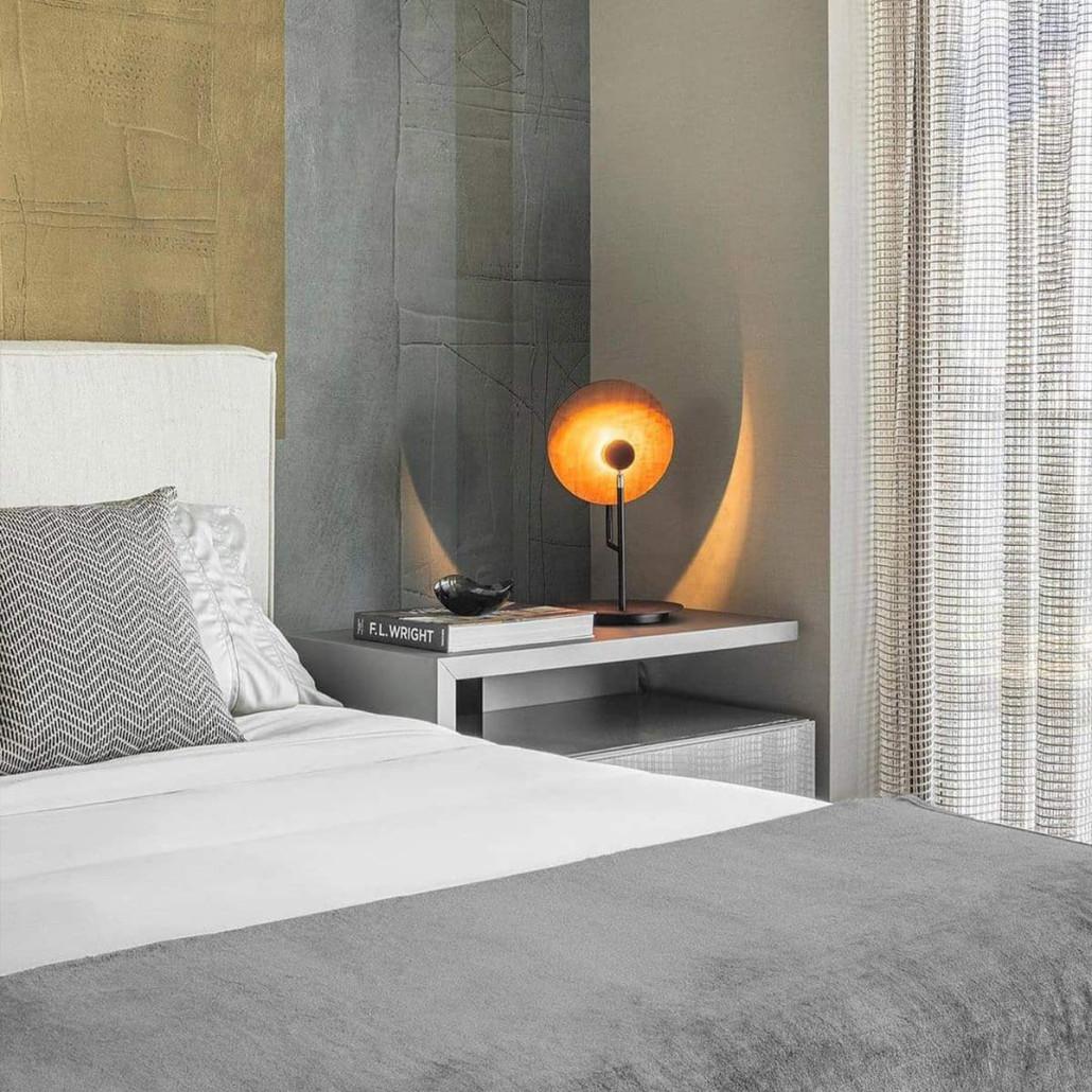 Настольная лампа с круглым деревянным отражателем и черным цилиндрическим плафоном Accord Lighting