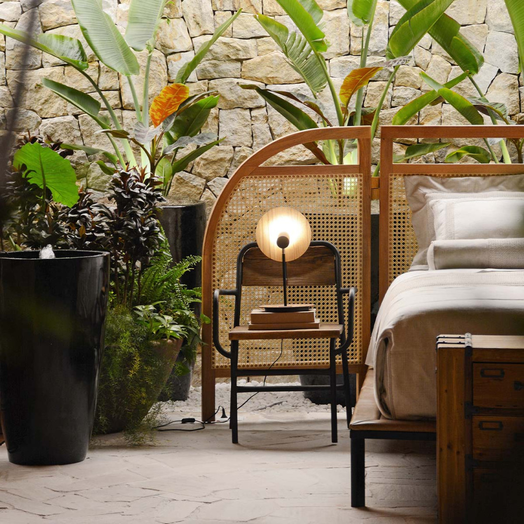 Настольная лампа с круглым деревянным отражателем и черным цилиндрическим плафоном Accord Lighting