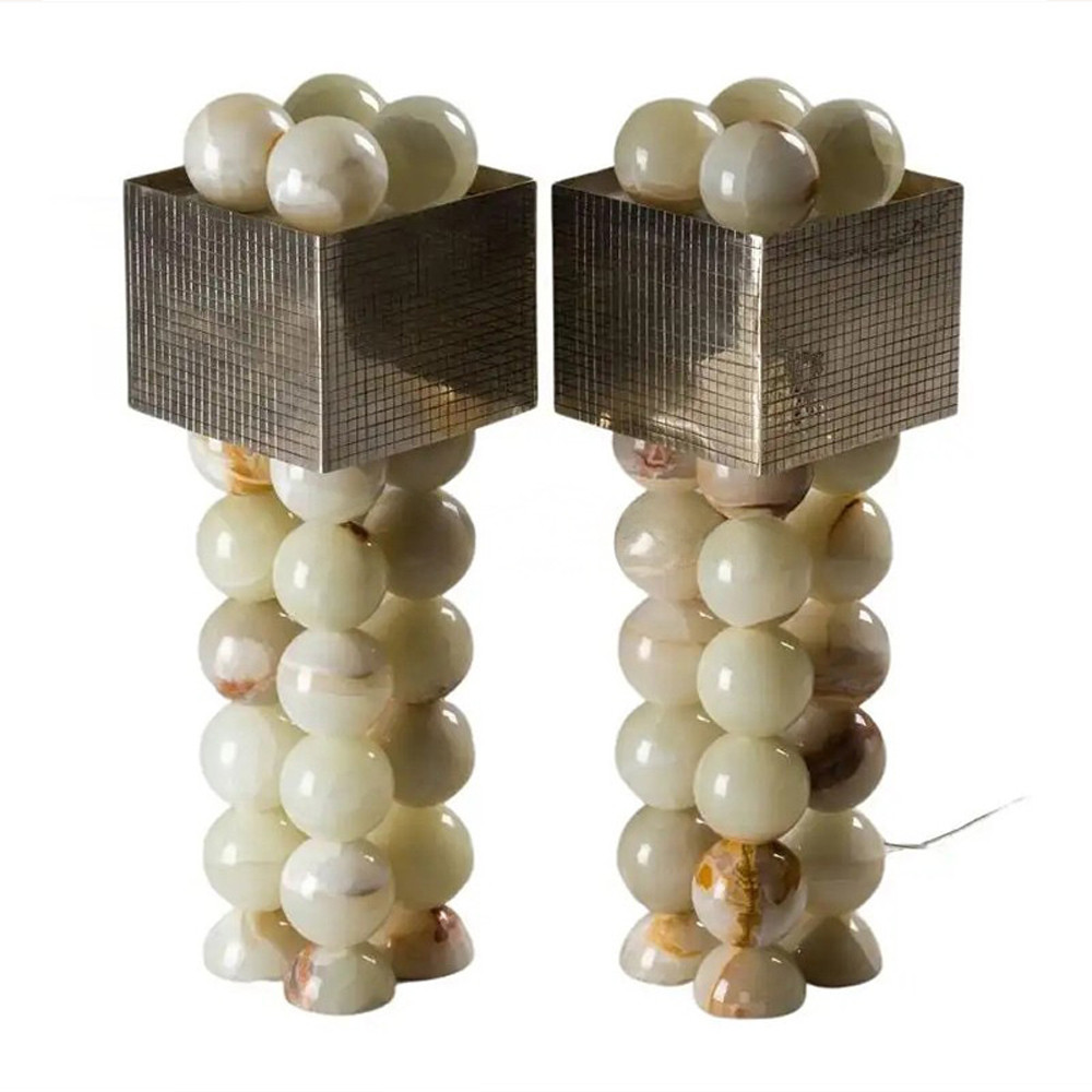 Настольная лампа с основанием из 24 выточенных сферических камней Through Stone