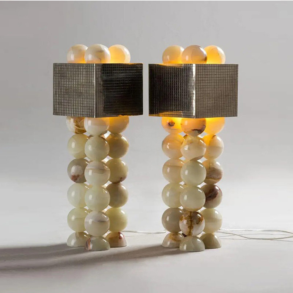 Настольная лампа с основанием из 24 выточенных сферических камней Through Stone