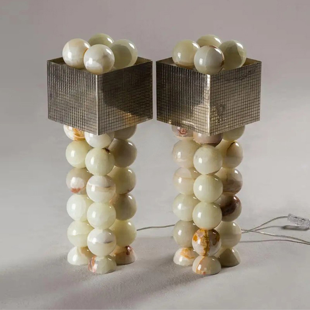 Настольная лампа с основанием из 24 выточенных сферических камней Through Stone