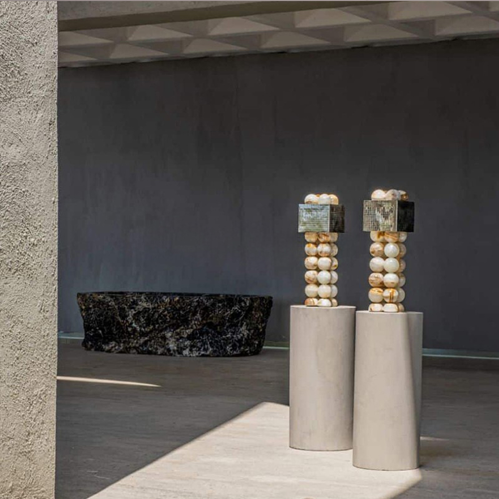 Настольная лампа с основанием из 24 выточенных сферических камней Through Stone