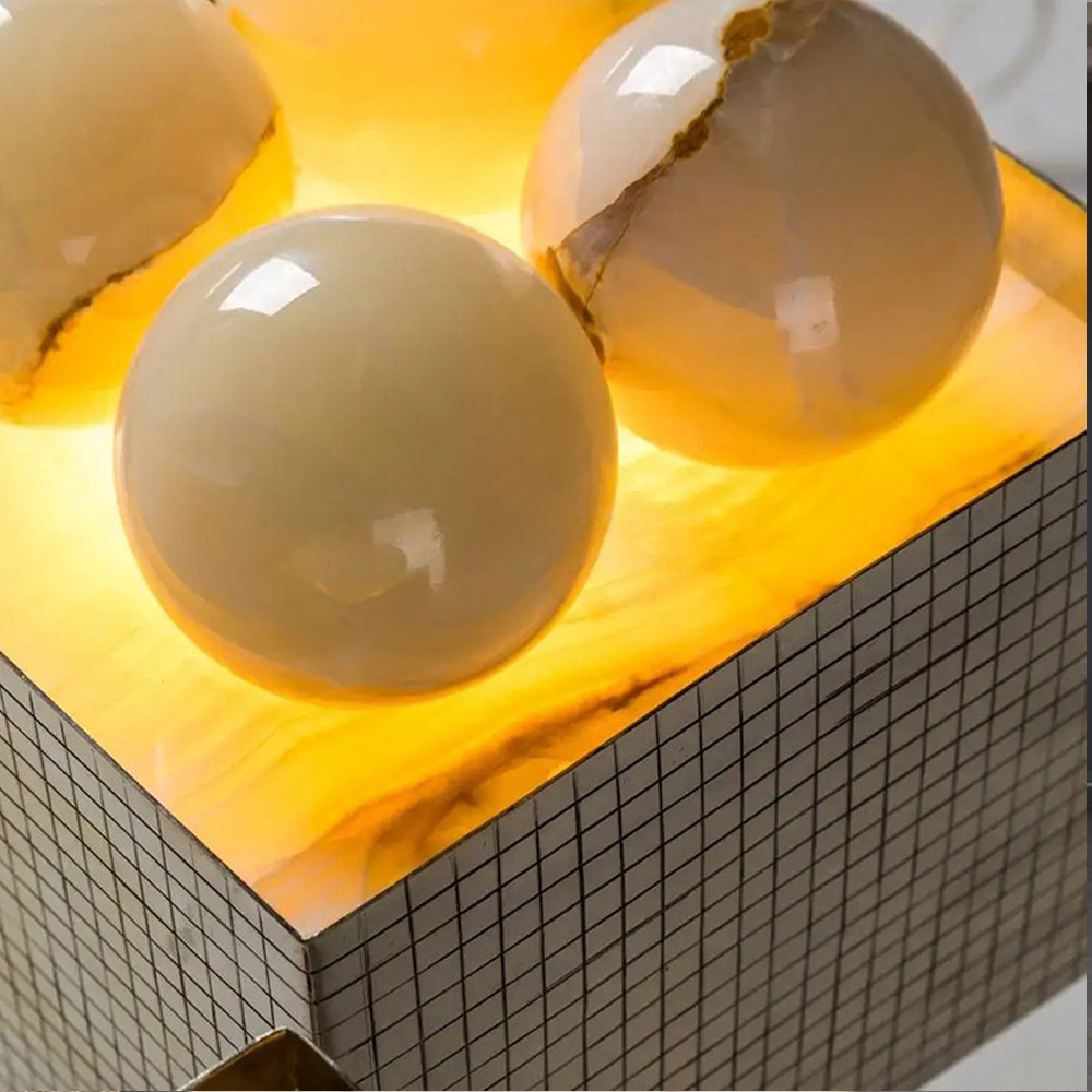 Настольная лампа с основанием из 24 выточенных сферических камней Through Stone