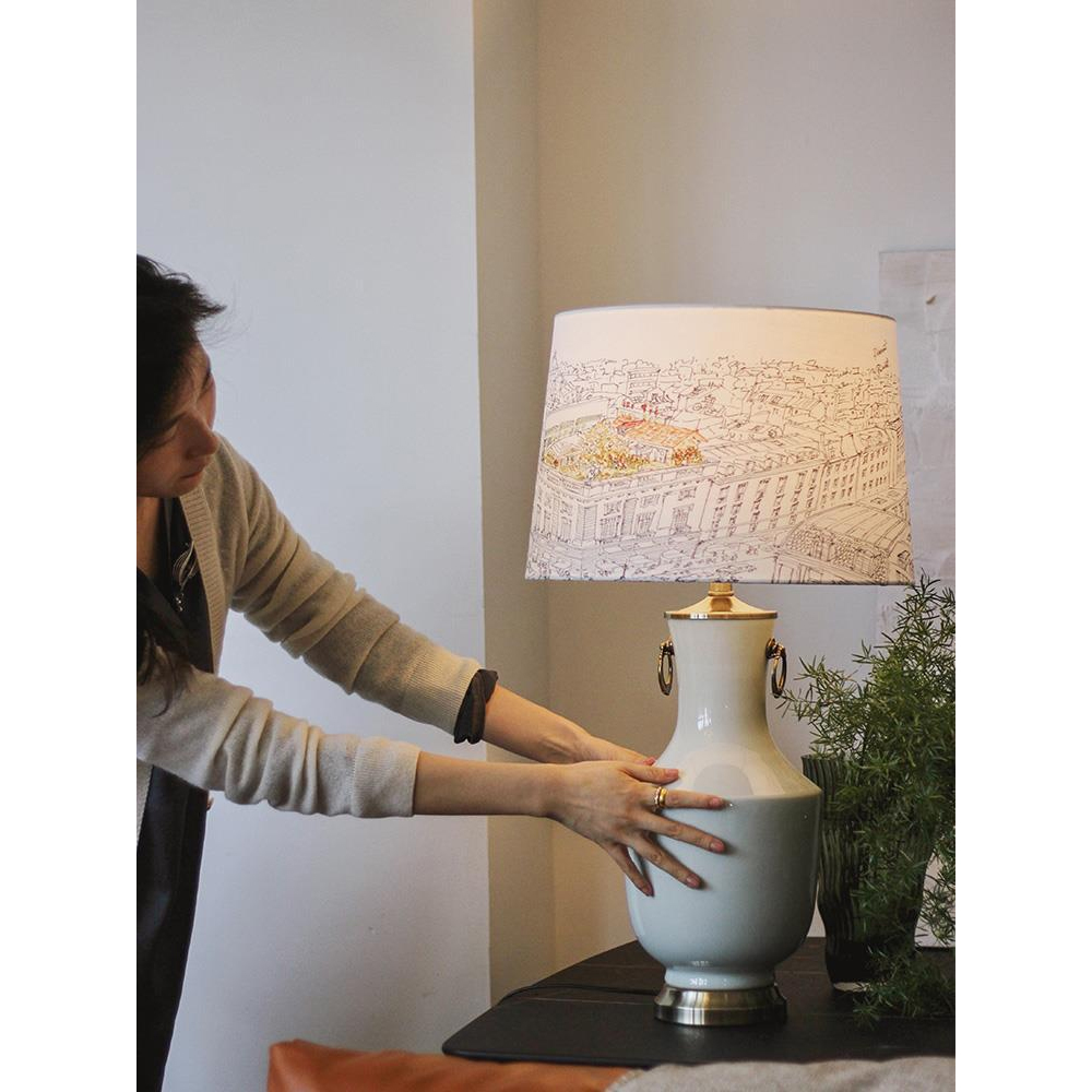 Настольная лампа с принтом на белом тканевом абажуре Roof Garden Lamp