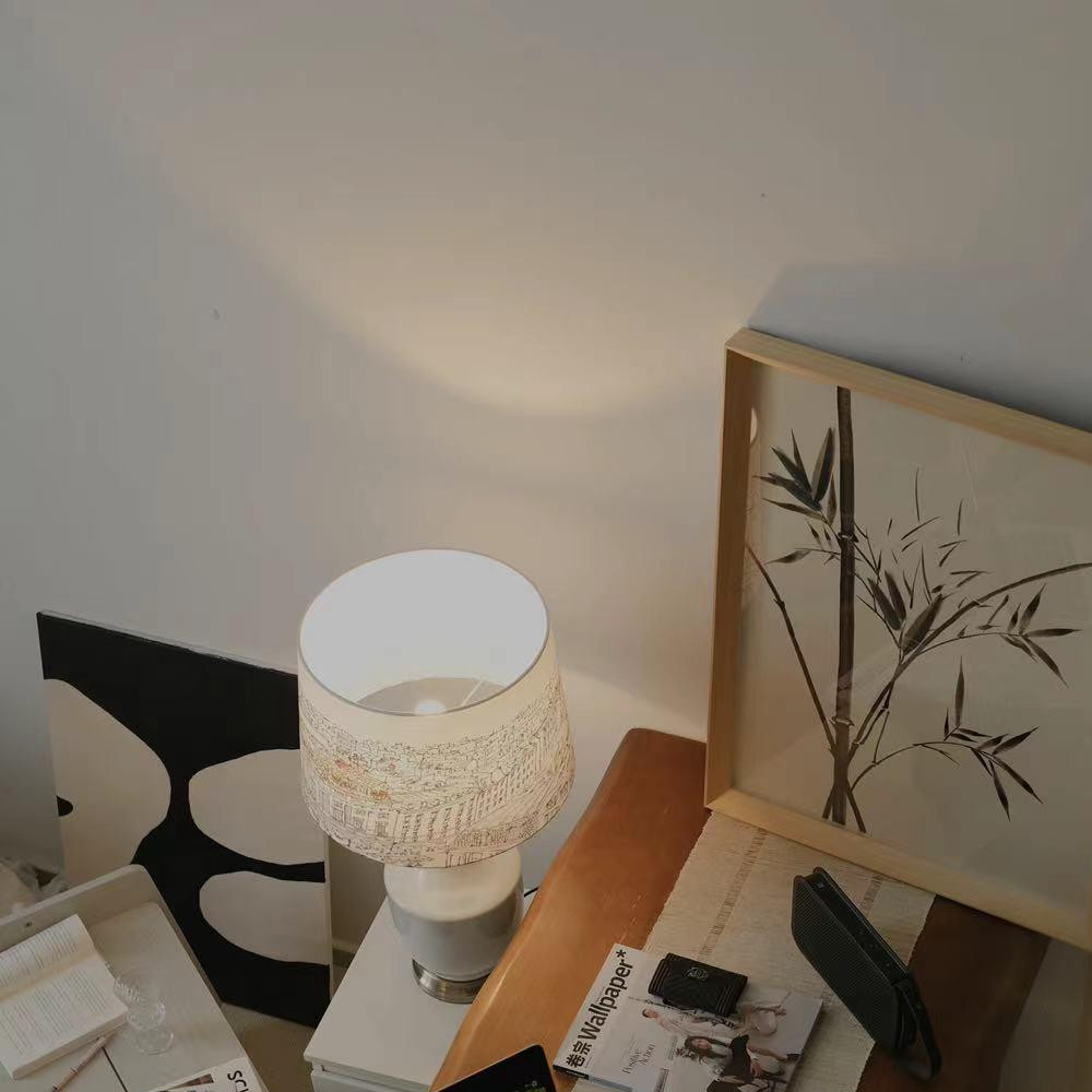 Настольная лампа с принтом на белом тканевом абажуре Roof Garden Lamp