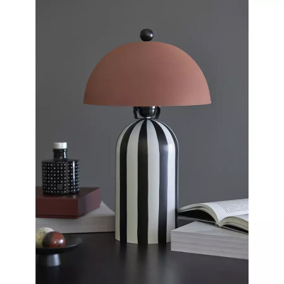 Настольная лампа с черно-белым основанием Bright Accent
