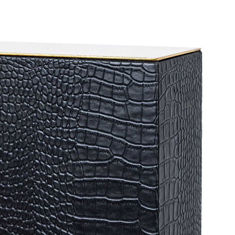 Настольная лампа с черным основанием из текстурированной кожи и белым абажуром Noir Allure