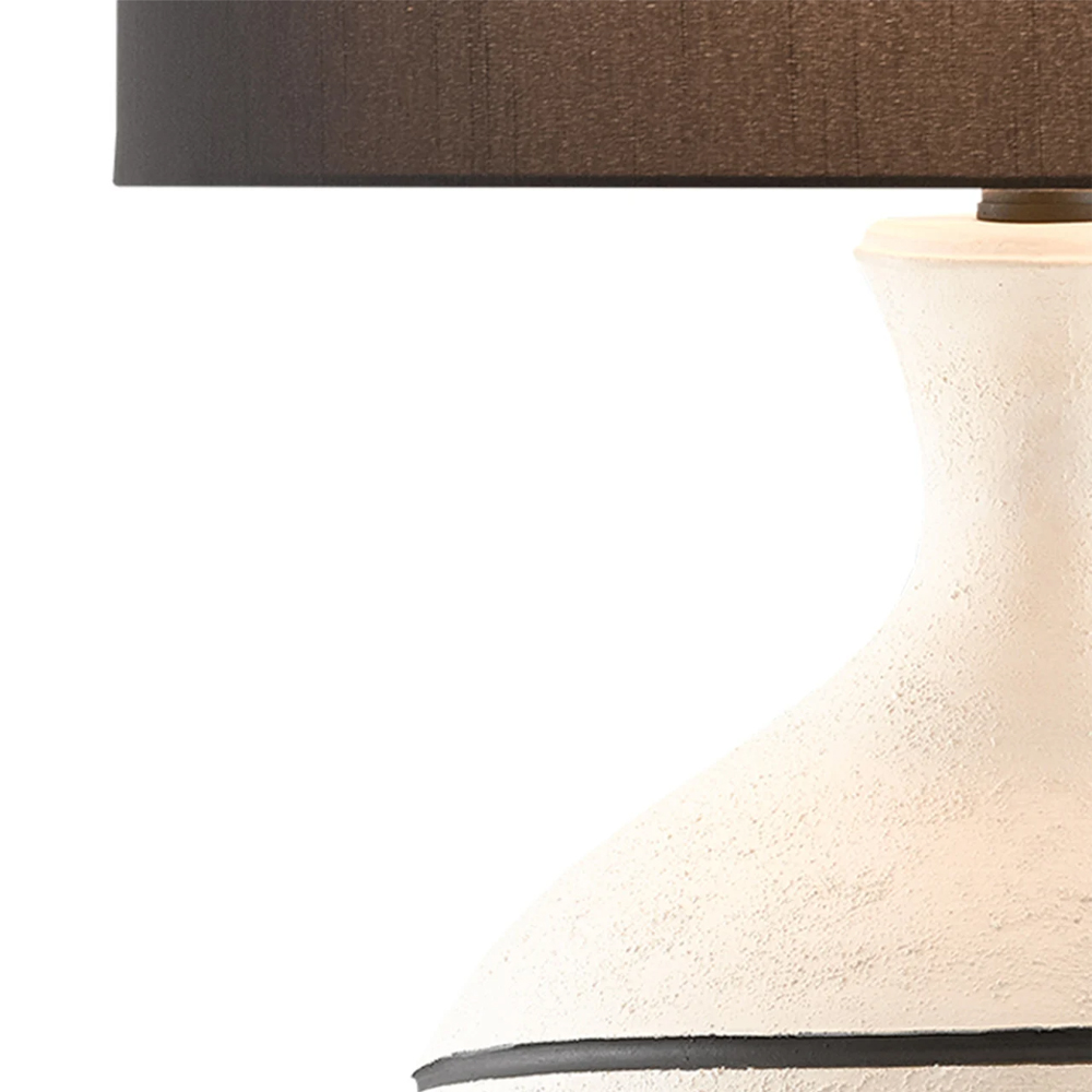 Настольная лампа фактурная с черными круговыми линиями на корпусе Recess