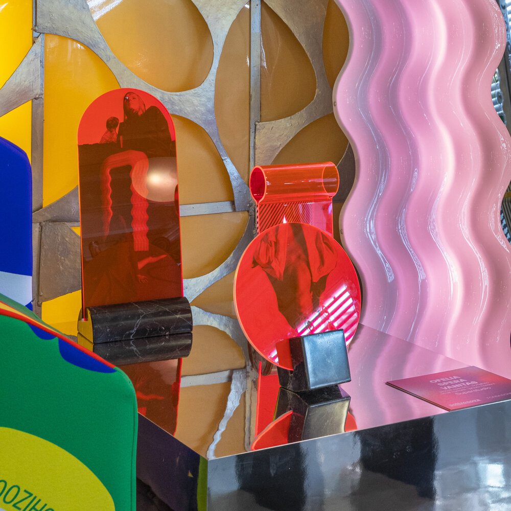 Настольное дизайнерское зеркало Poltronova Vanitas Rosso Franci Mirror and Photo Holder