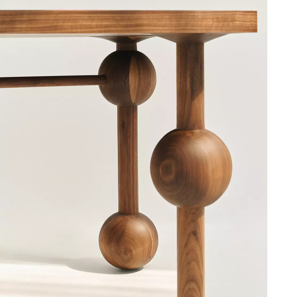 Обеденный стол деревянный с круглыми декоративными элементами на ножках Koko