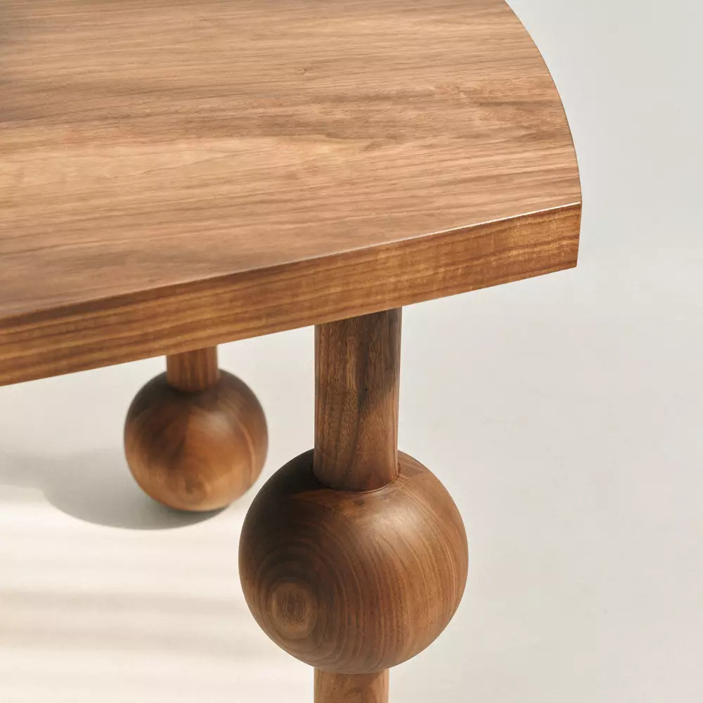 Обеденный стол деревянный с круглыми декоративными элементами на ножках Koko