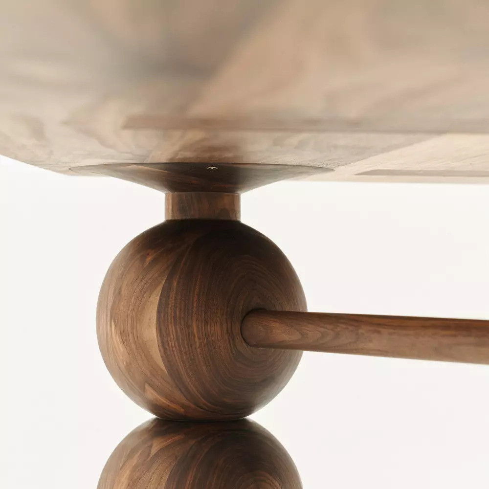 Обеденный стол деревянный с круглыми декоративными элементами на ножках Koko