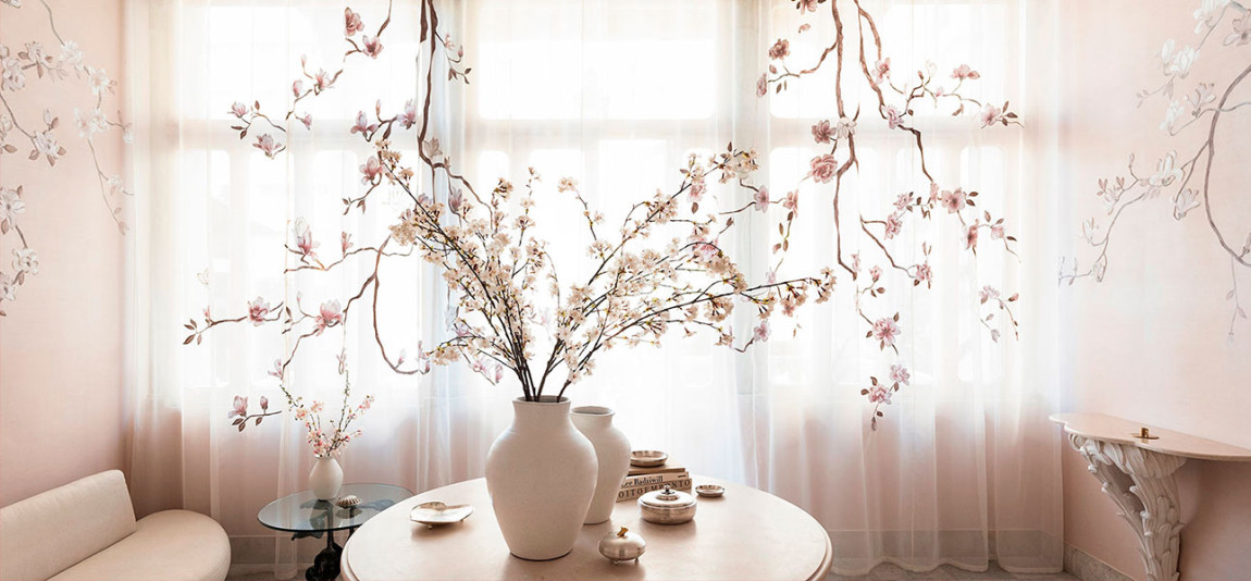 Обои Magnolia Canopy Original colourway on Rose Water metallic slub silk