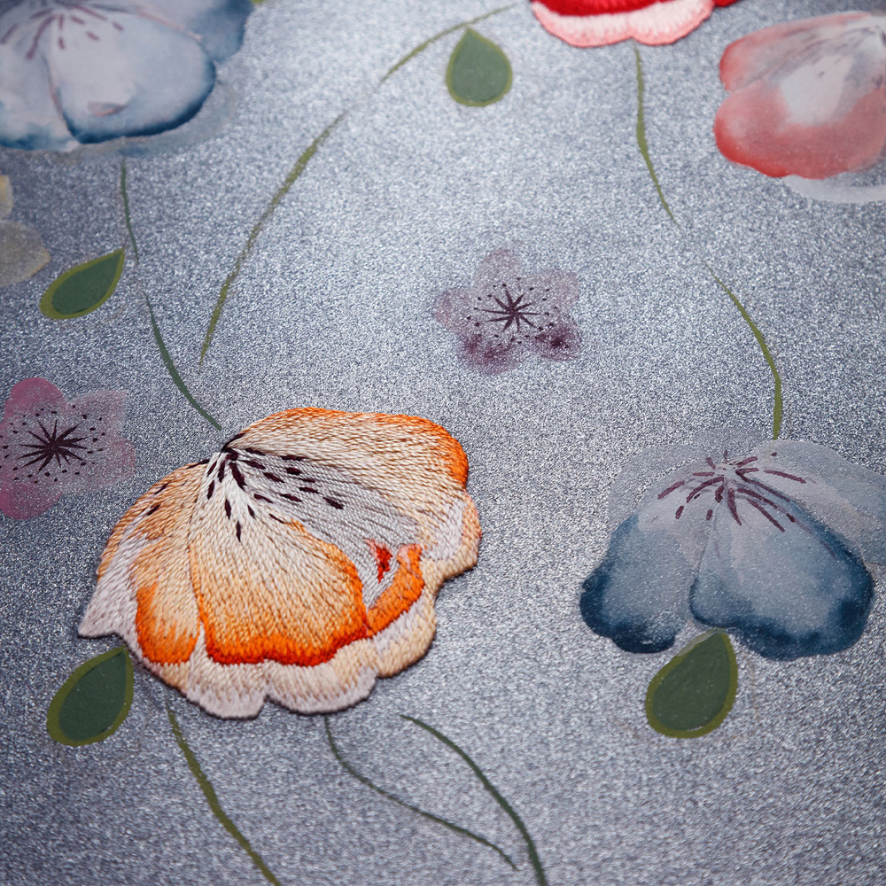 Обои ручная роспись Falling Flowers Standard colourway on Flash metallic silk