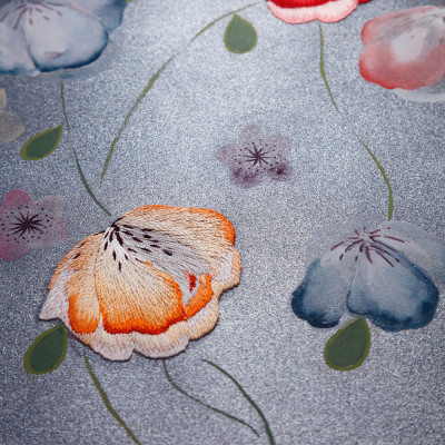 Обои ручная роспись Falling Flowers Standard colourway on Flash metallic silk