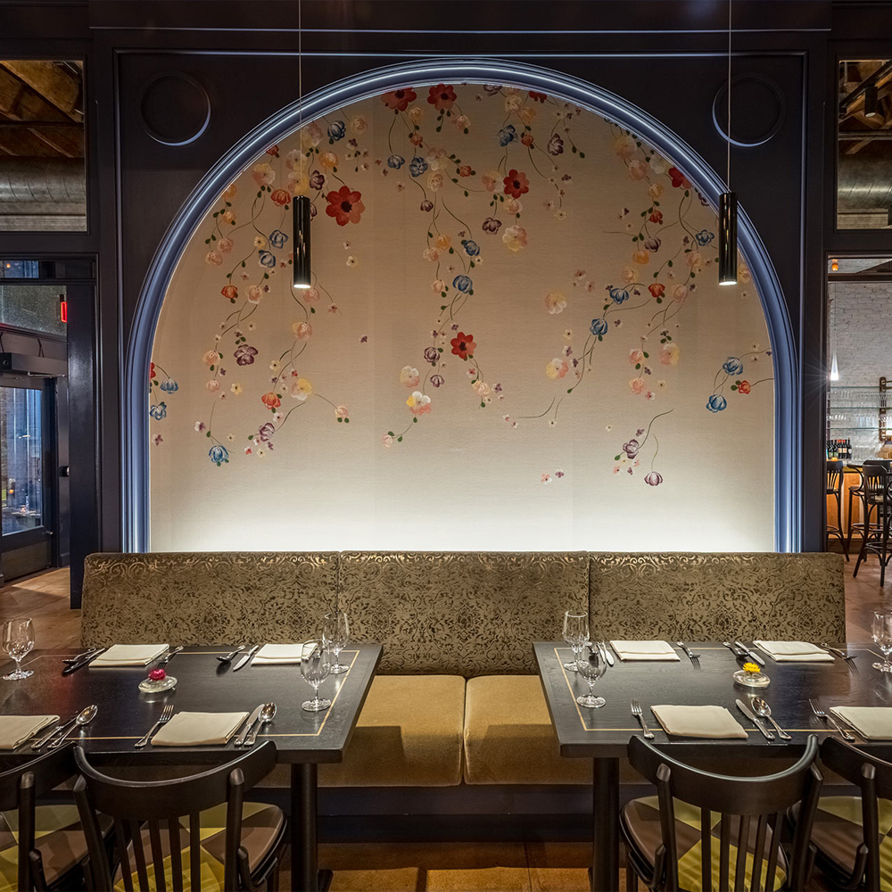 Обои ручная роспись Falling Flowers Standard colourway on Pale Grey dyed silk