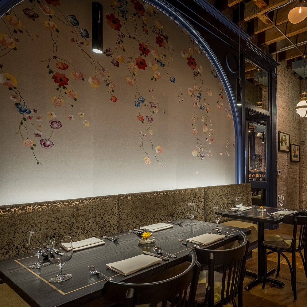 Обои ручная роспись Falling Flowers Standard colourway on Pale Grey dyed silk