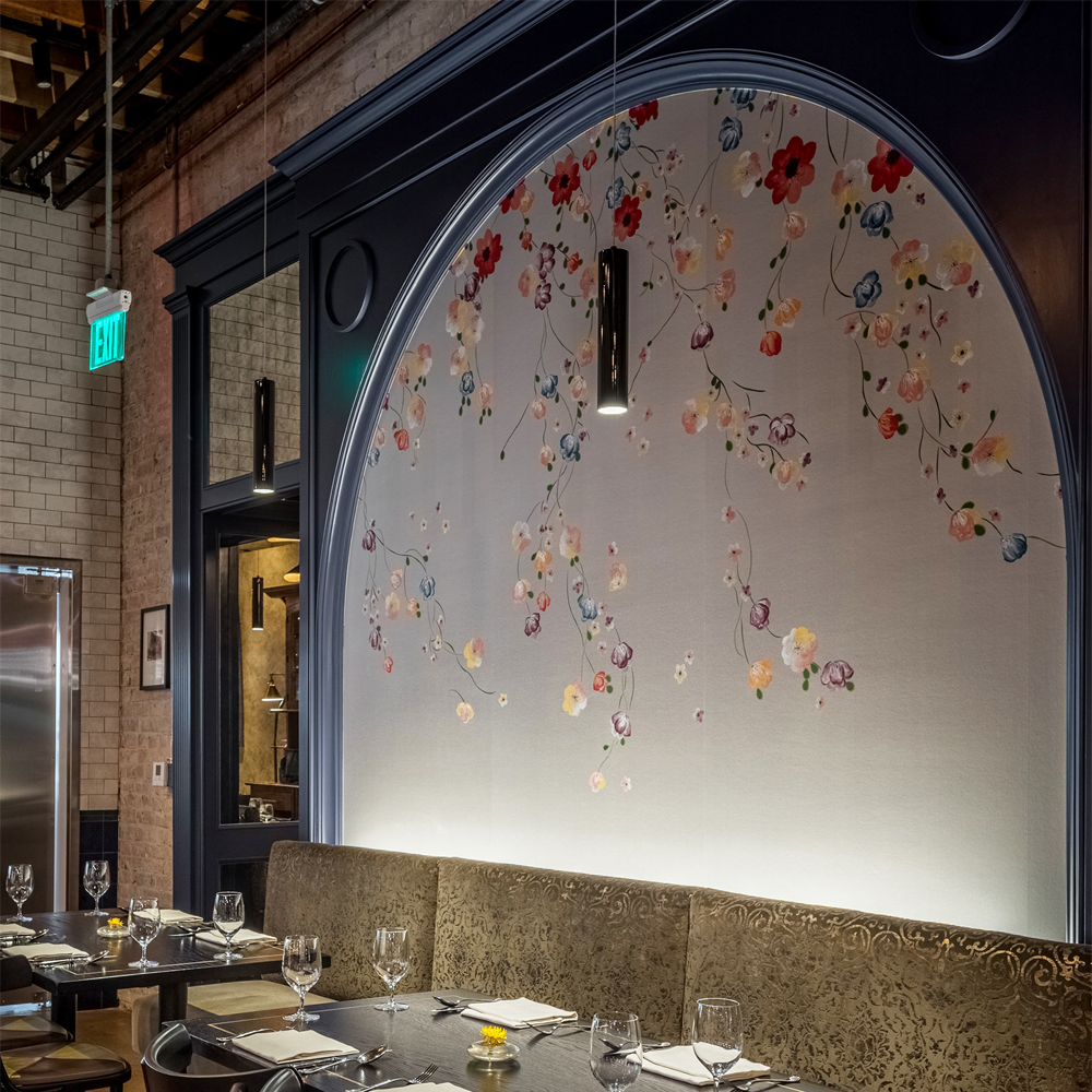 Обои ручная роспись Falling Flowers Standard colourway on Pale Grey dyed silk