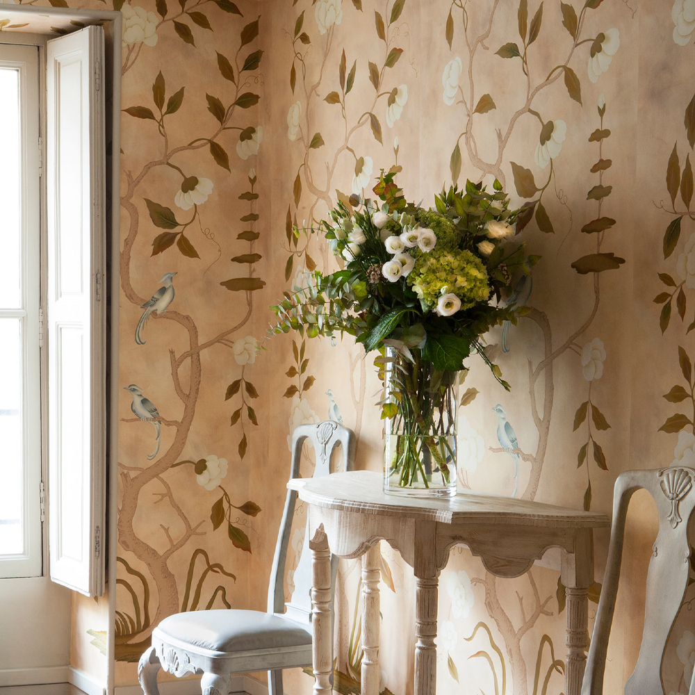 Обои ручная роспись Gustavian Tree of Life Special Colourway on Edo custom white painted silk