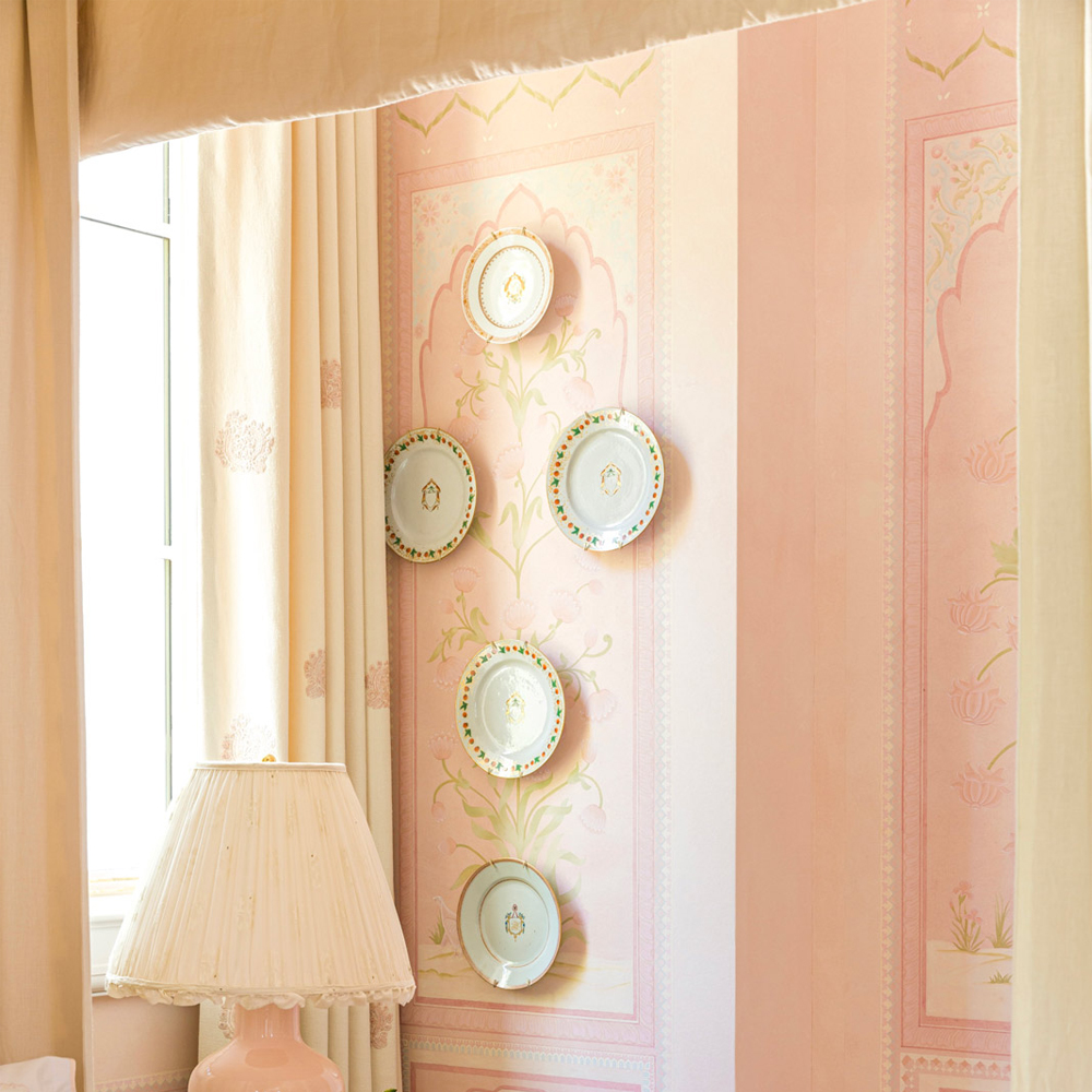 Обои ручная роспись Jharokha Arches Original colourway on pink painted Xuan paper