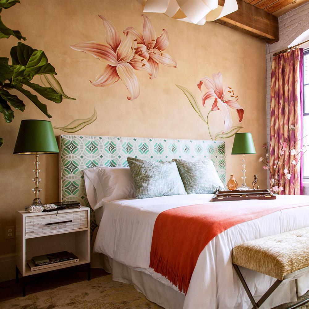 Обои ручная роспись Lilium Special Colourway on yellow painted silk