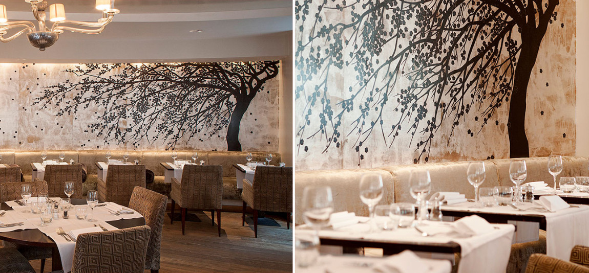 Обои ручная роспись Windswept Blossom Noir on White Metal gilded silk with pearlescent antiquing