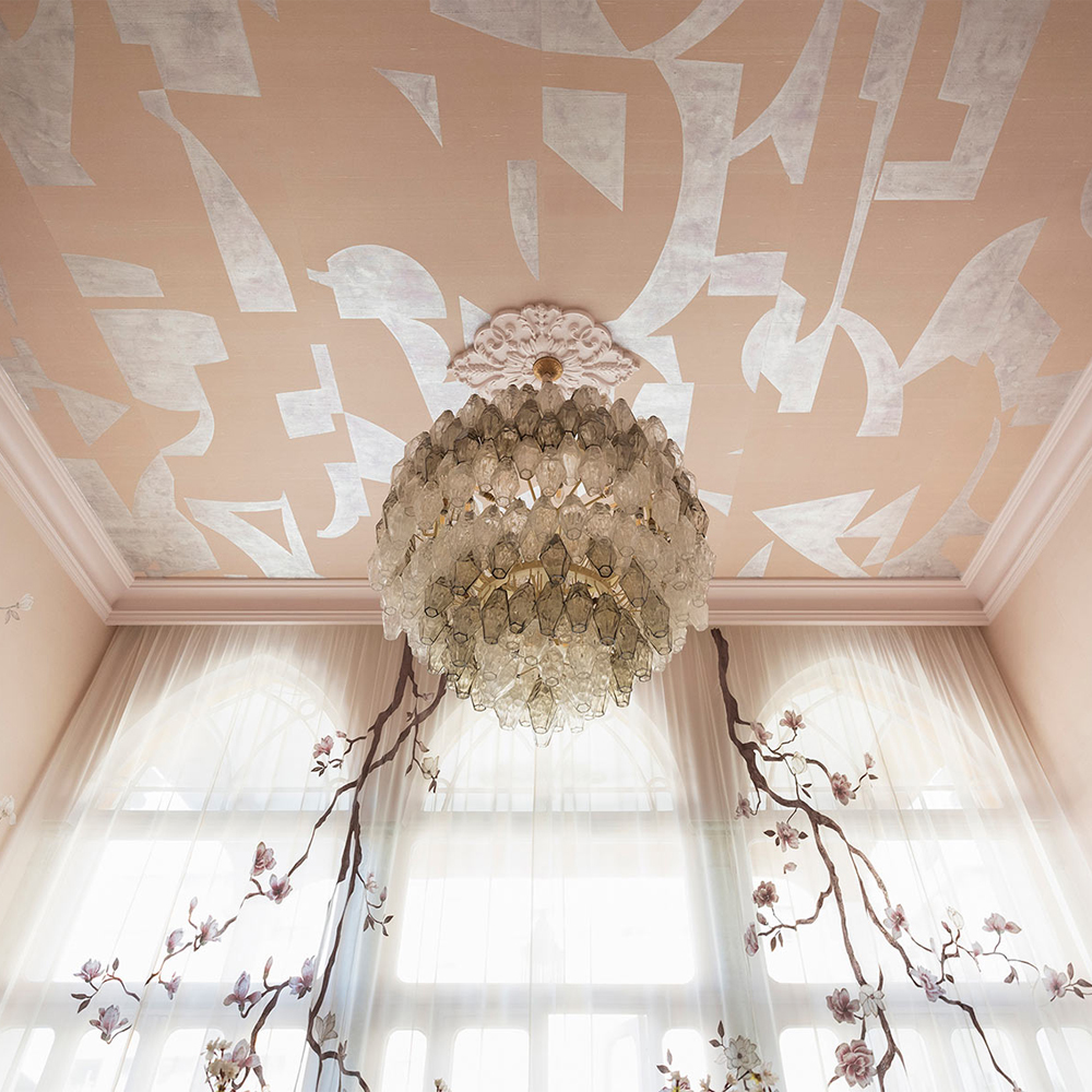 Обои ручная роспись в стиле Арт-деко Symphony Colourway SC-105 on Himalayan Rose silk dupion