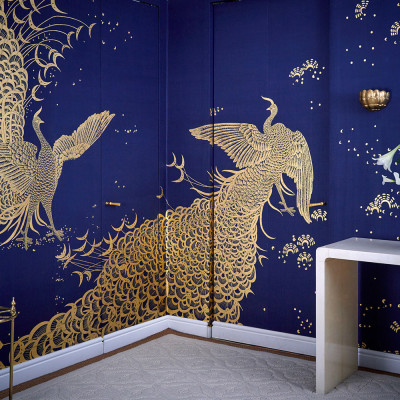 Обои ручная роспись в стиле Арт-деко Whistler Peacocks Colourway SC-100 on Empire Blue dyed silk