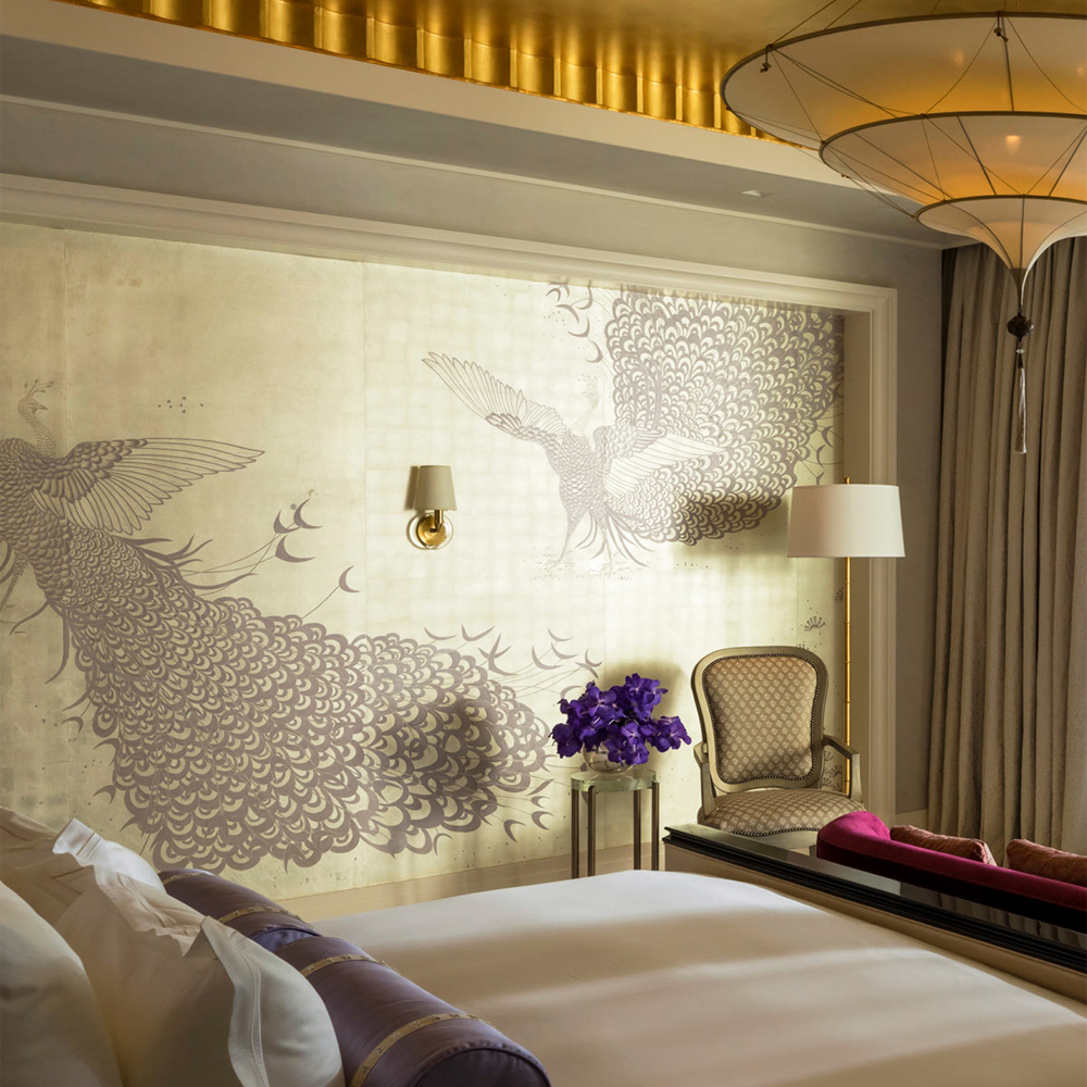 Обои ручная роспись в стиле Арт-деко Whistler Peacocks Special Colourway on 12 Carat White Gold gilded silk