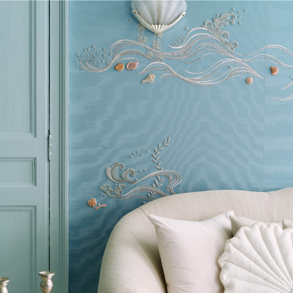 Обои с вышивкой ручной работы Amami Waves Moonbeam colourway on silk moire