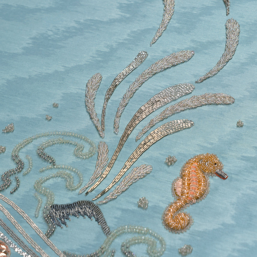 Обои с вышивкой ручной работы Amami Waves Moonbeam colourway on silk moire