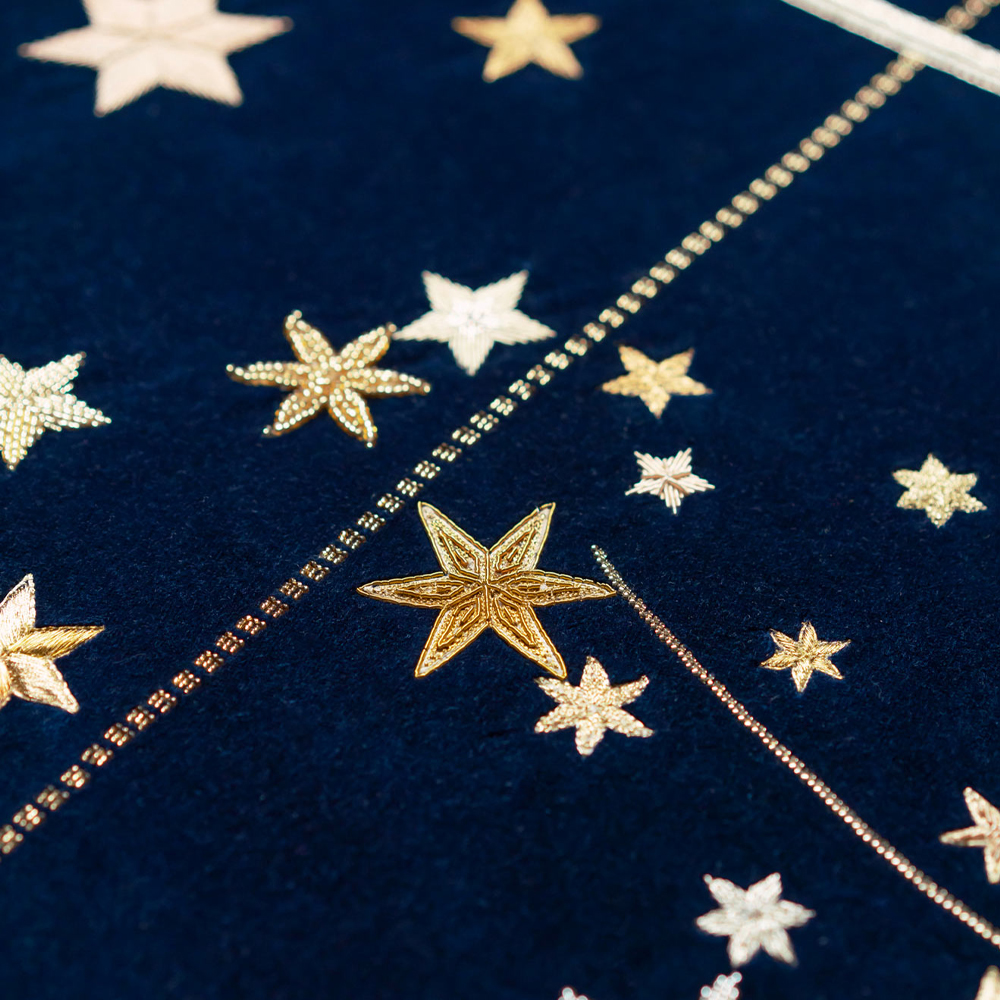 Обои с вышивкой ручной работы Cosmos Original colourway on velvet