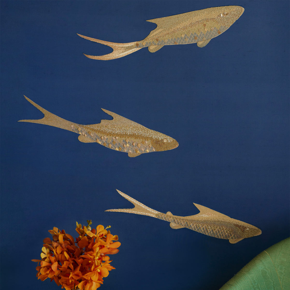 Обои с вышивкой ручной работы Deco Fish Aurum colourway on Caribbean Sea slub silk