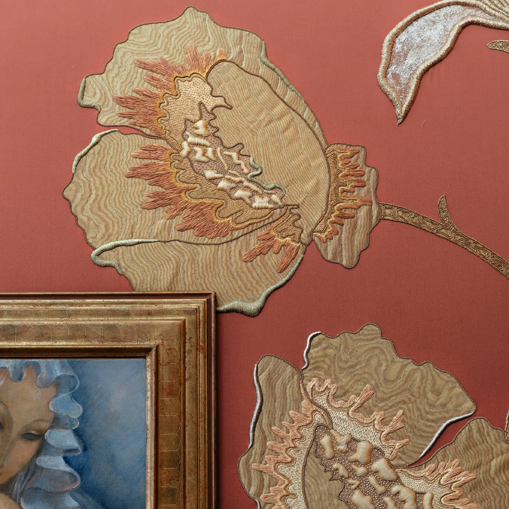 Обои с вышивкой ручной работы Deco Flowers Original colourway on wool sateen