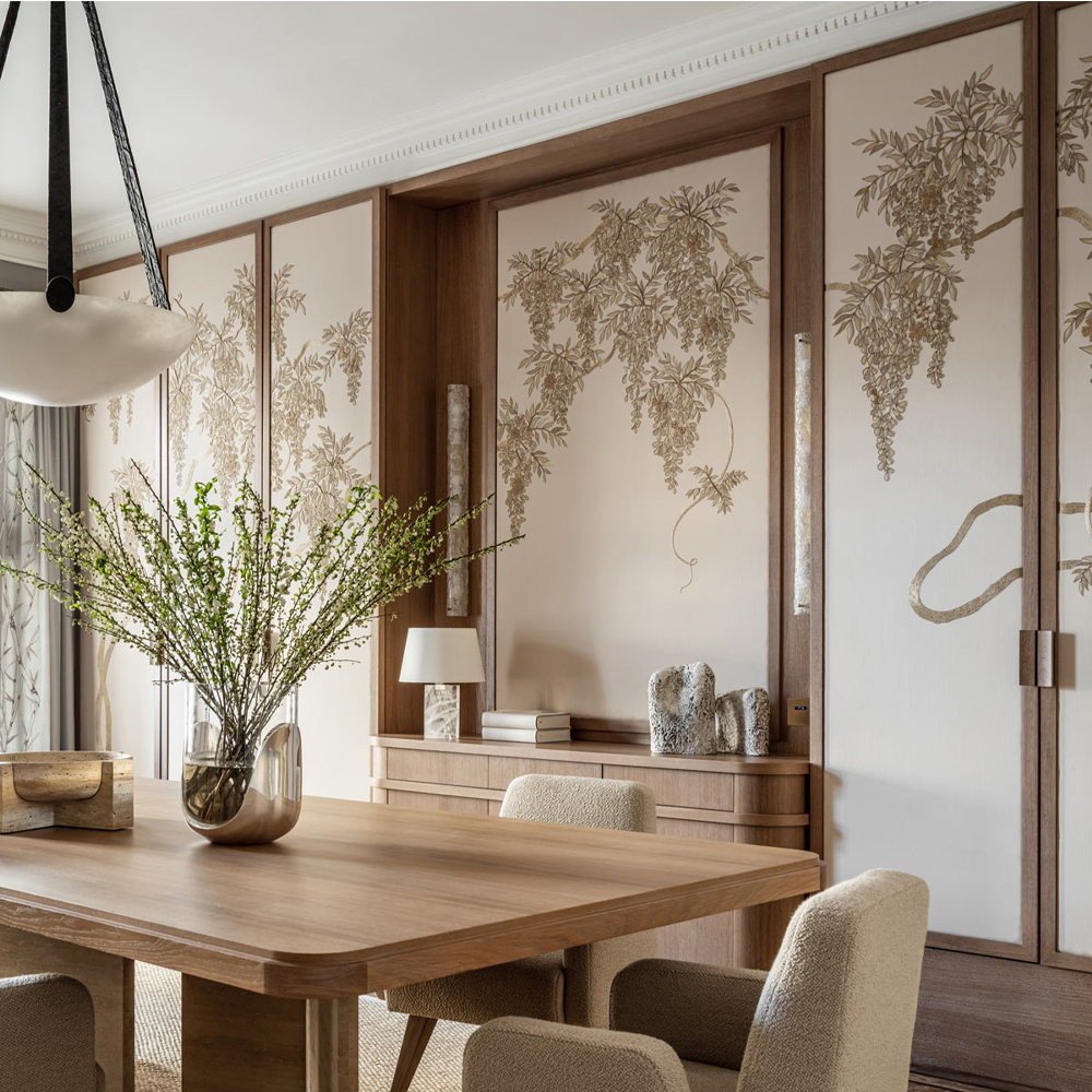 Обои с вышивкой ручной работы Deco Wisteria ﻿Midas colourway on Liso Pearl wool sateen